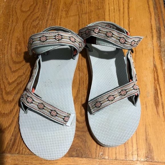 gray tevas
